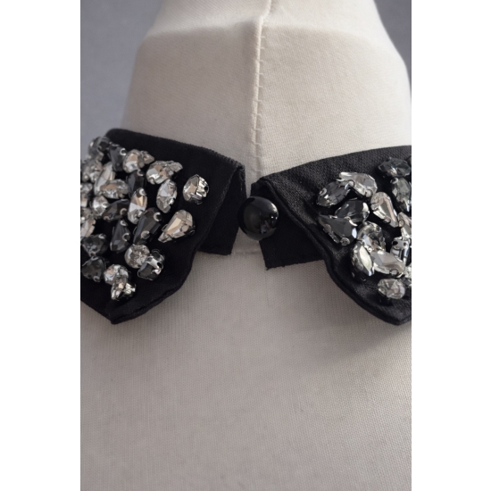 Odpinany kołnierzyk z kryształkami – luksusowy, czarny, zapinany na guziczek.